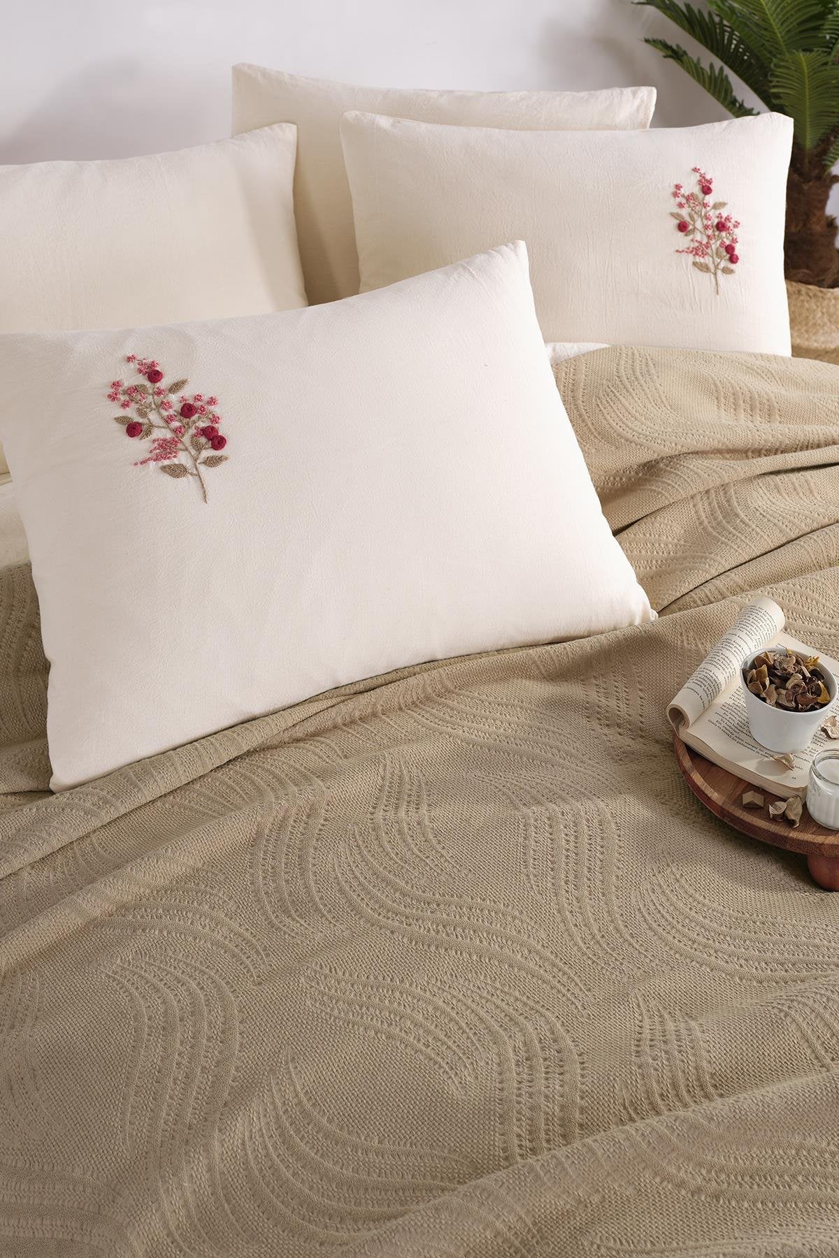 İyi Geceler İstanbul Royal Crest Çift Kişilik Nevresimli Pike Takımı - Koyu Bej