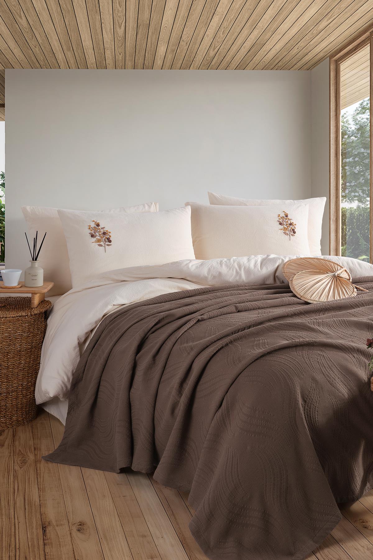 İyi Geceler İstanbul Royal Crest Çift Kişilik Nevresimli Pike Takımı - Kahve