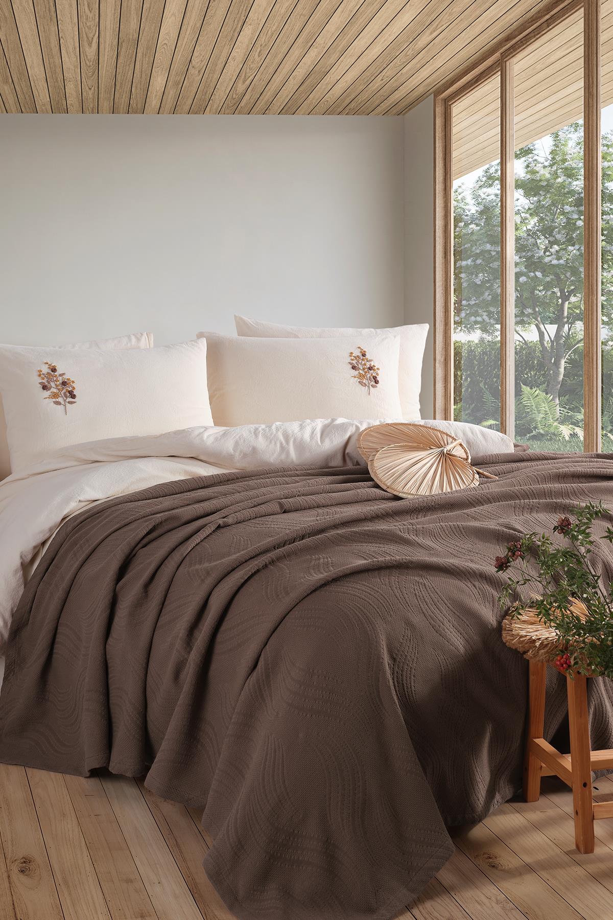 İyi Geceler İstanbul Royal Crest Çift Kişilik Nevresimli Pike Takımı - Kahve